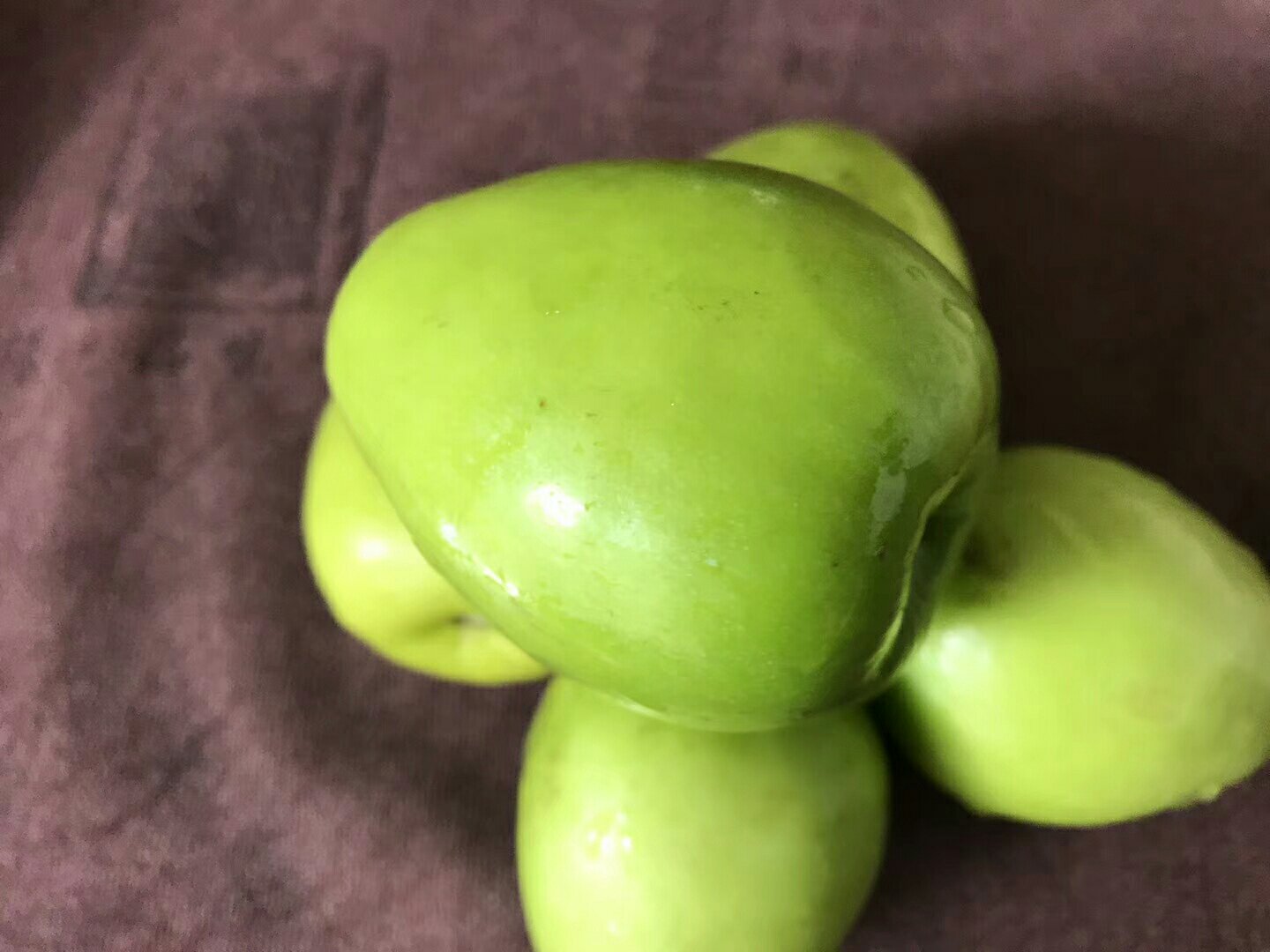 新鲜的青枣果实特写,展示其绿色表皮和饱满的果肉 青枣果实特写