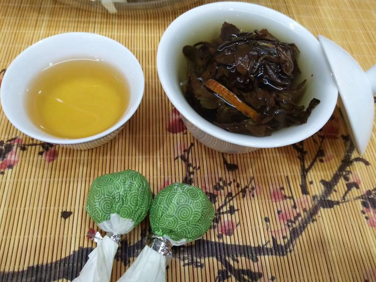 展示玫瑰花瓣、陈皮块和柠檬片在玻璃壶中冲泡的过程 玫瑰柠檬陈皮茶冲泡过程