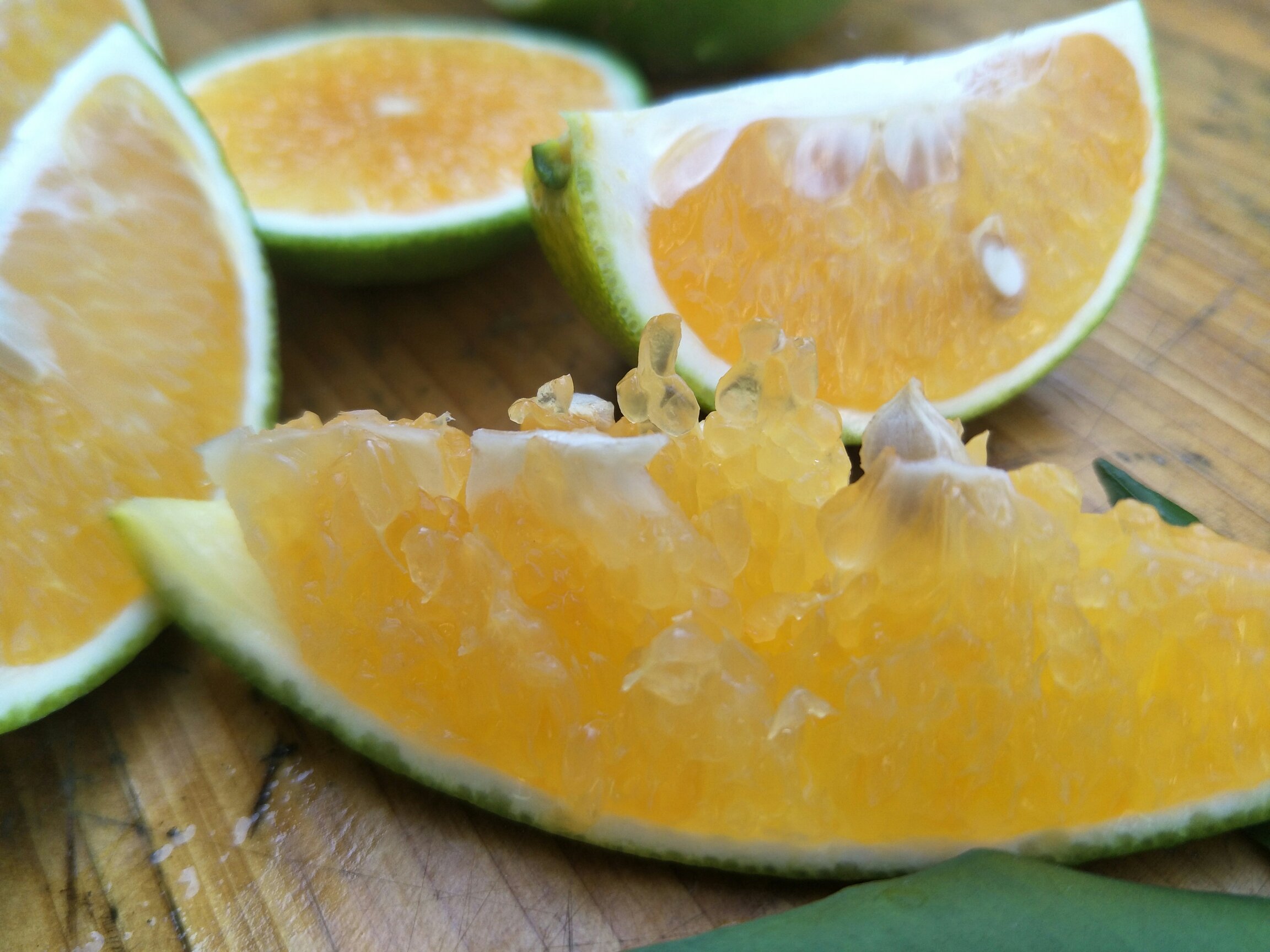 血橙果肉在锅中预煮过程特写