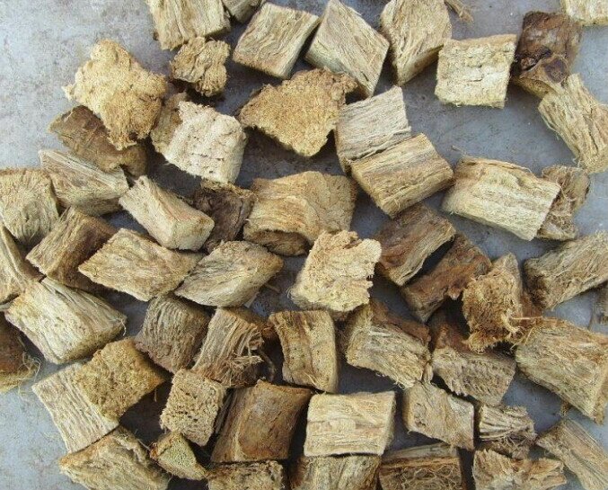 新鲜葛根块根剖面图,展示其纤维质结构;右侧为葛根素分子结构式,标注C21H20O9化学式,背景为实验室显微镜下尿酸结晶图像 葛根块根特写与化学结构示意图