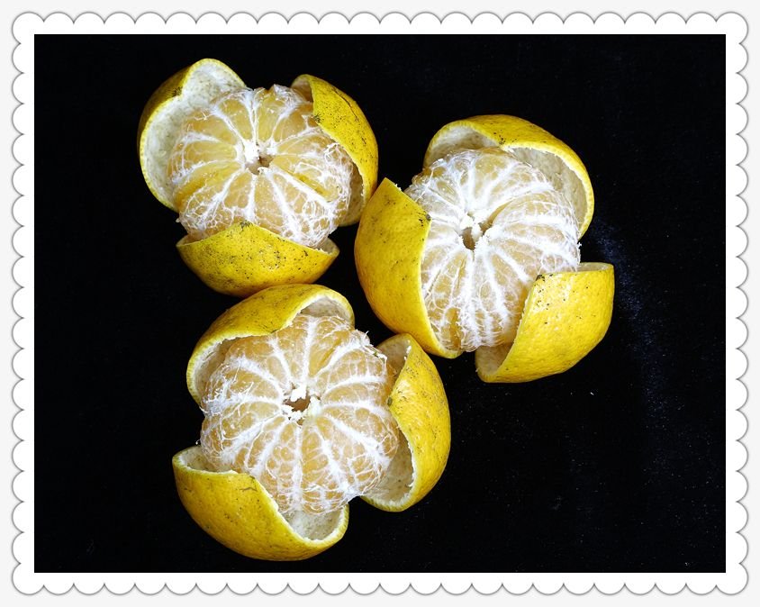 展示一个果皮发霉、表面出现黑斑的爱媛橙,背景为果篮 爱媛橙外观腐坏示意图