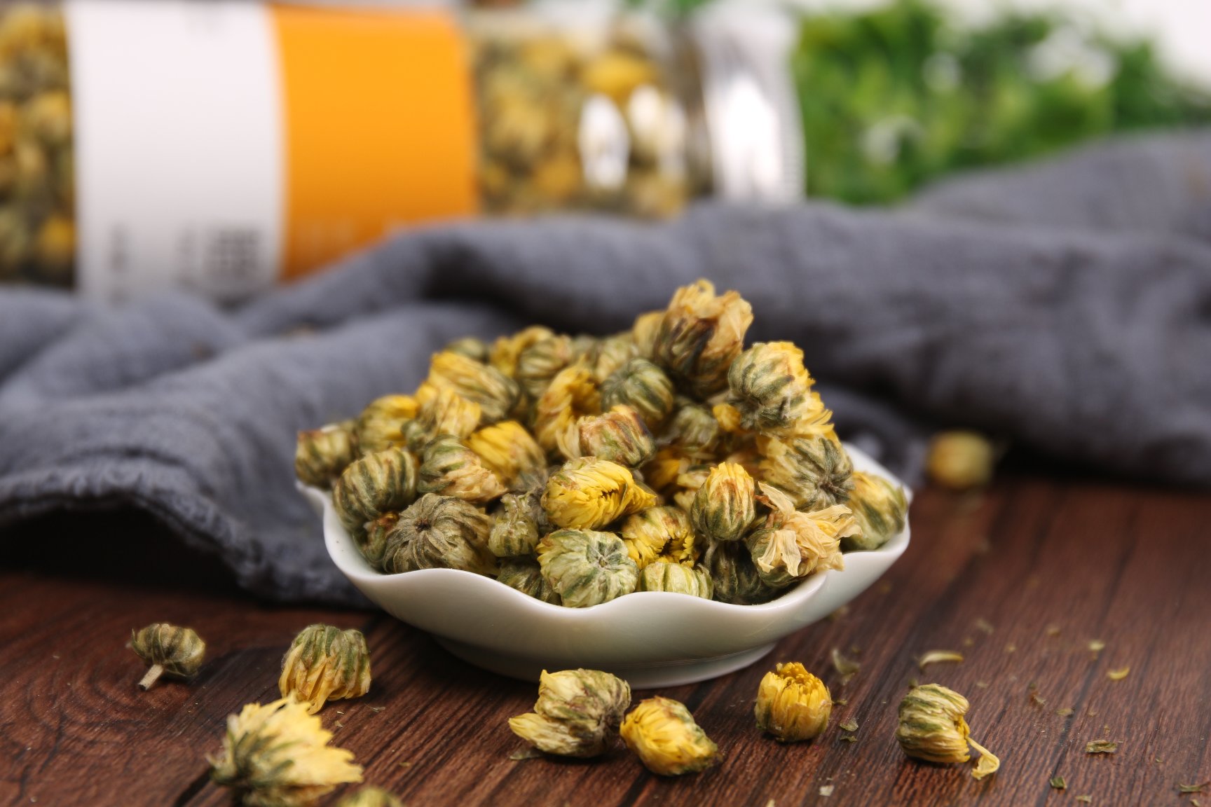 精致的胎菊王包装盒打开,内有密封袋装的胎菊,花瓣完整紧实,散发出淡淡的自然香气 胎菊王产品展示