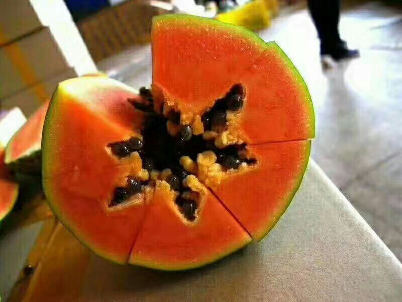 木瓜果肉与内部小木瓜对比图