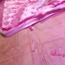 猪肉全场特价量大优惠。接受预定猪下水，猪头肉