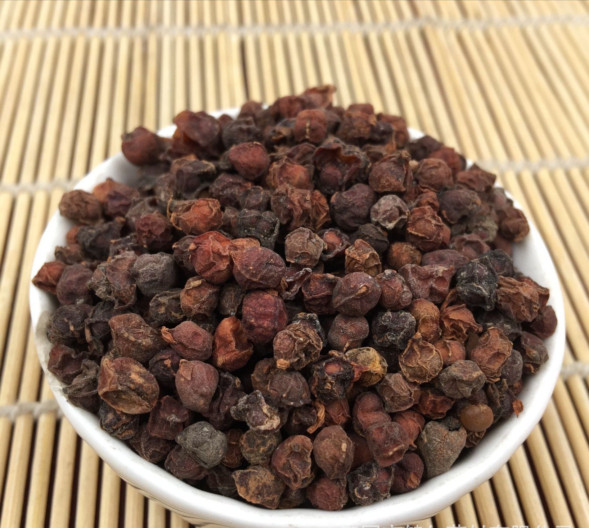 北五味子与南五味子药材实物图,展示其外观、颜色、大小差异 五味子药材图