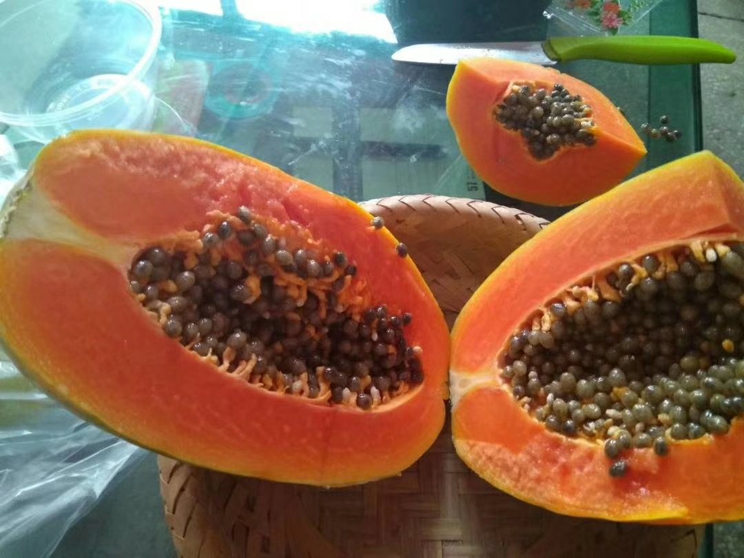 木瓜切开后用勺子刮除黑色籽和胶质膜