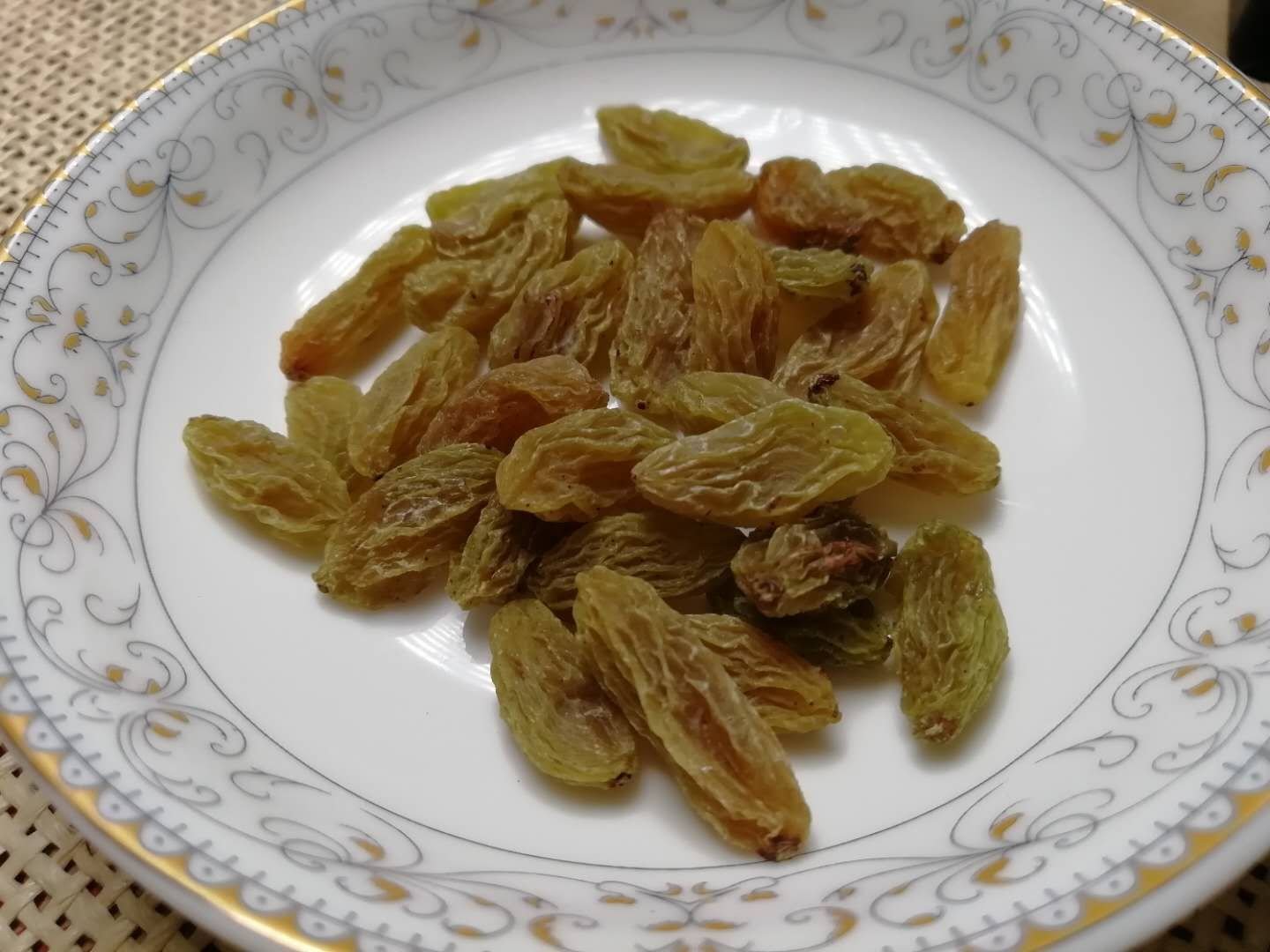 两张托盘分别盛放大型金桔和小型金桔,左右对比展示,左侧为大金桔,右侧为小金桔,背景为浅色厨房台面,旁边配有测量尺显示尺寸差异 不同大小金桔并列摆放对比图