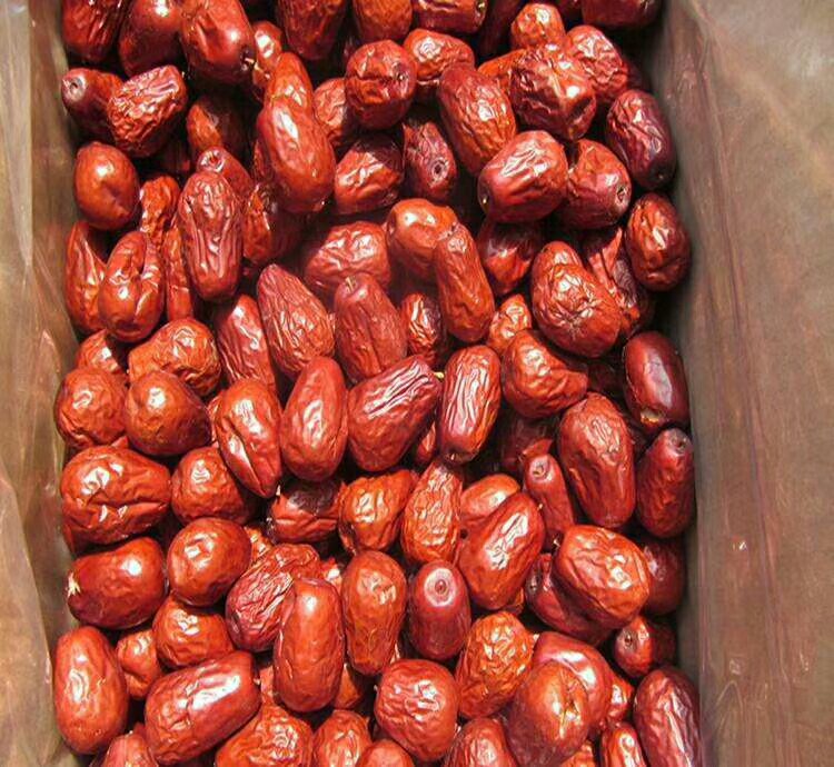 展示一盘新鲜干燥的和田大枣,色泽红润,果实饱满 和田大枣特写