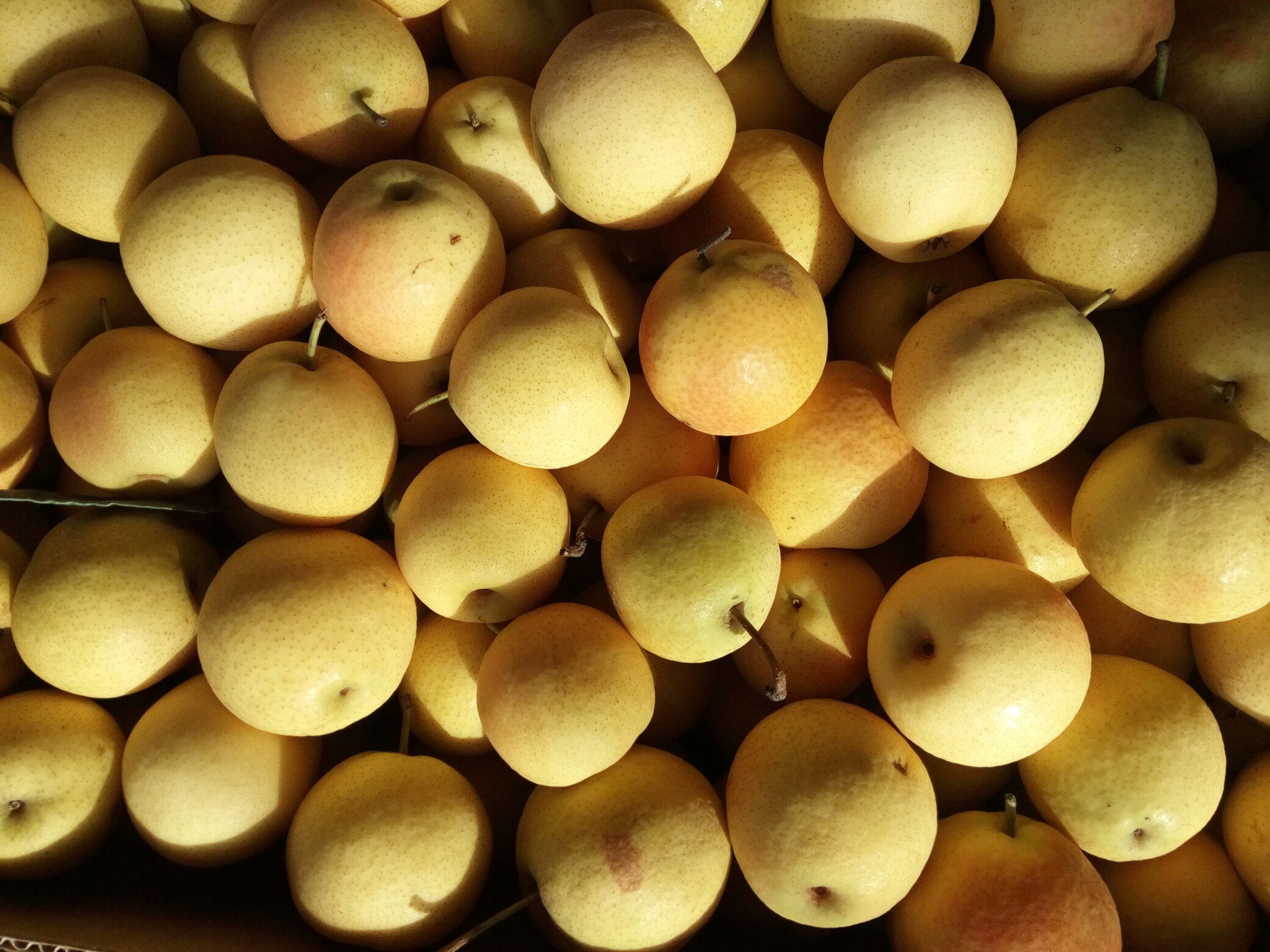 市场摊位上的南果梨展示图