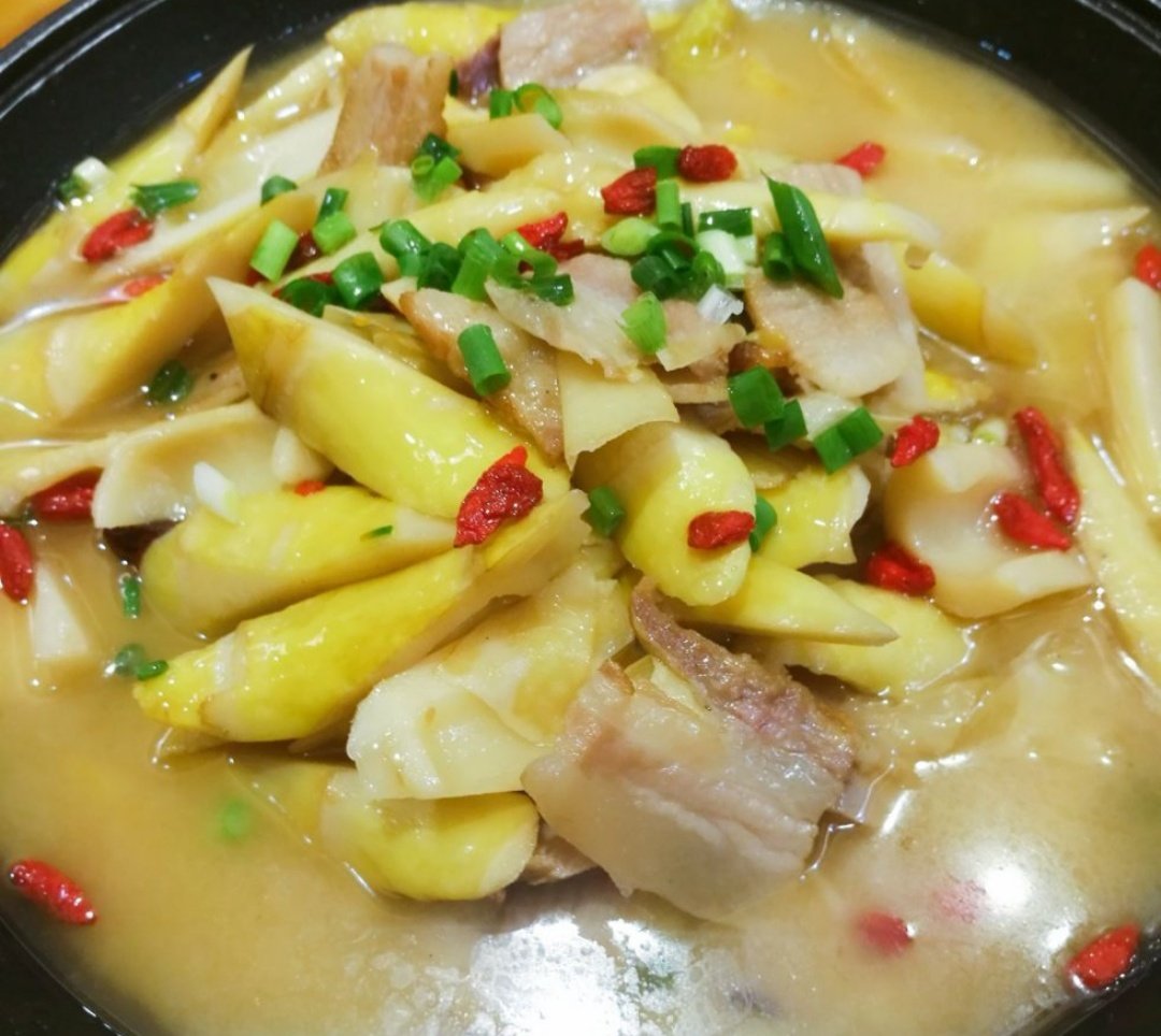 雷竹笋炖鸡汤特写