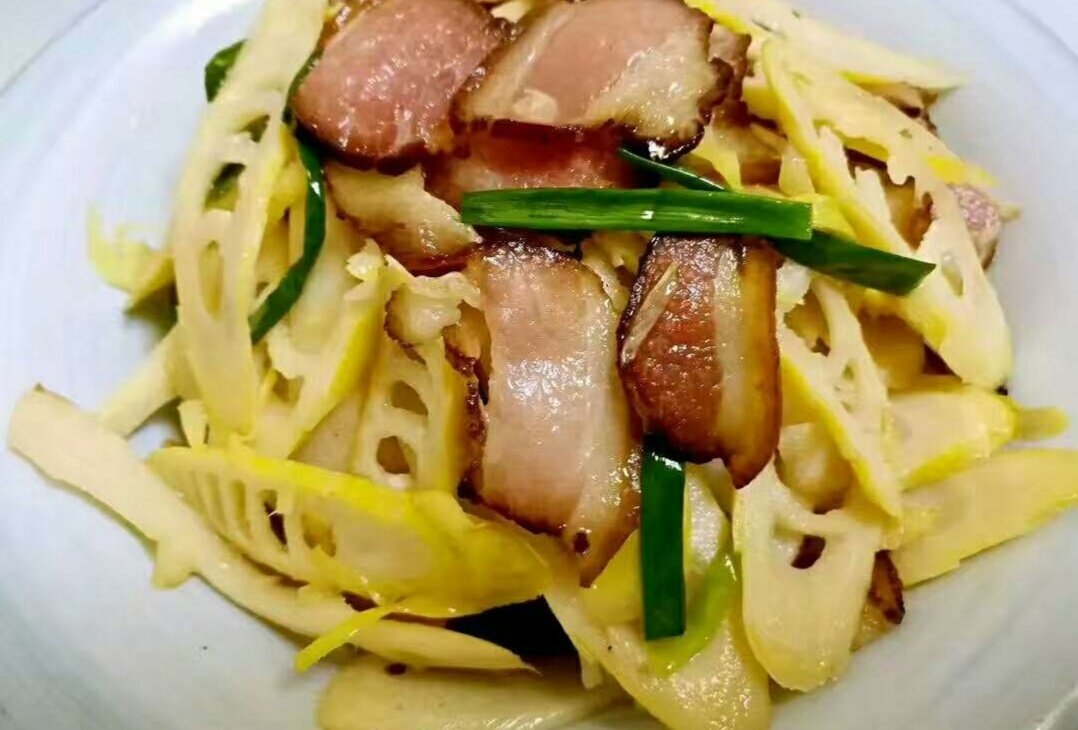 清炒雷竹笋配腊肉的菜肴特写 清炒雷竹笋配腊肉的菜肴特写