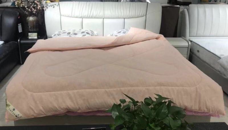 女性手持陶瓷杯饮用桂圆花椒生姜茶，背景为冬日窗台与艾草束