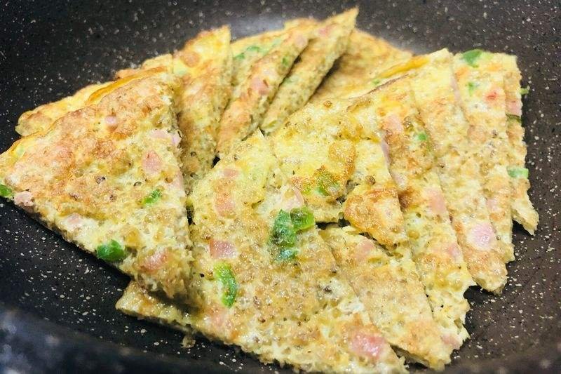 粉葛肉饼煎制过程：肉饼成型与煎制翻面