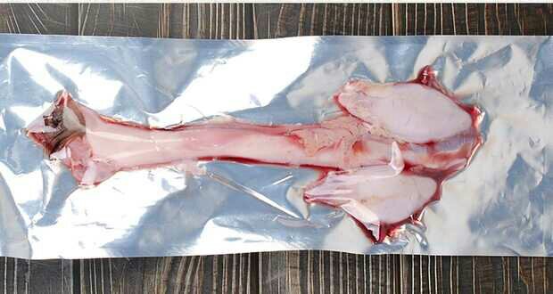 消费者对比正规与假冒鹿鞭丸包装