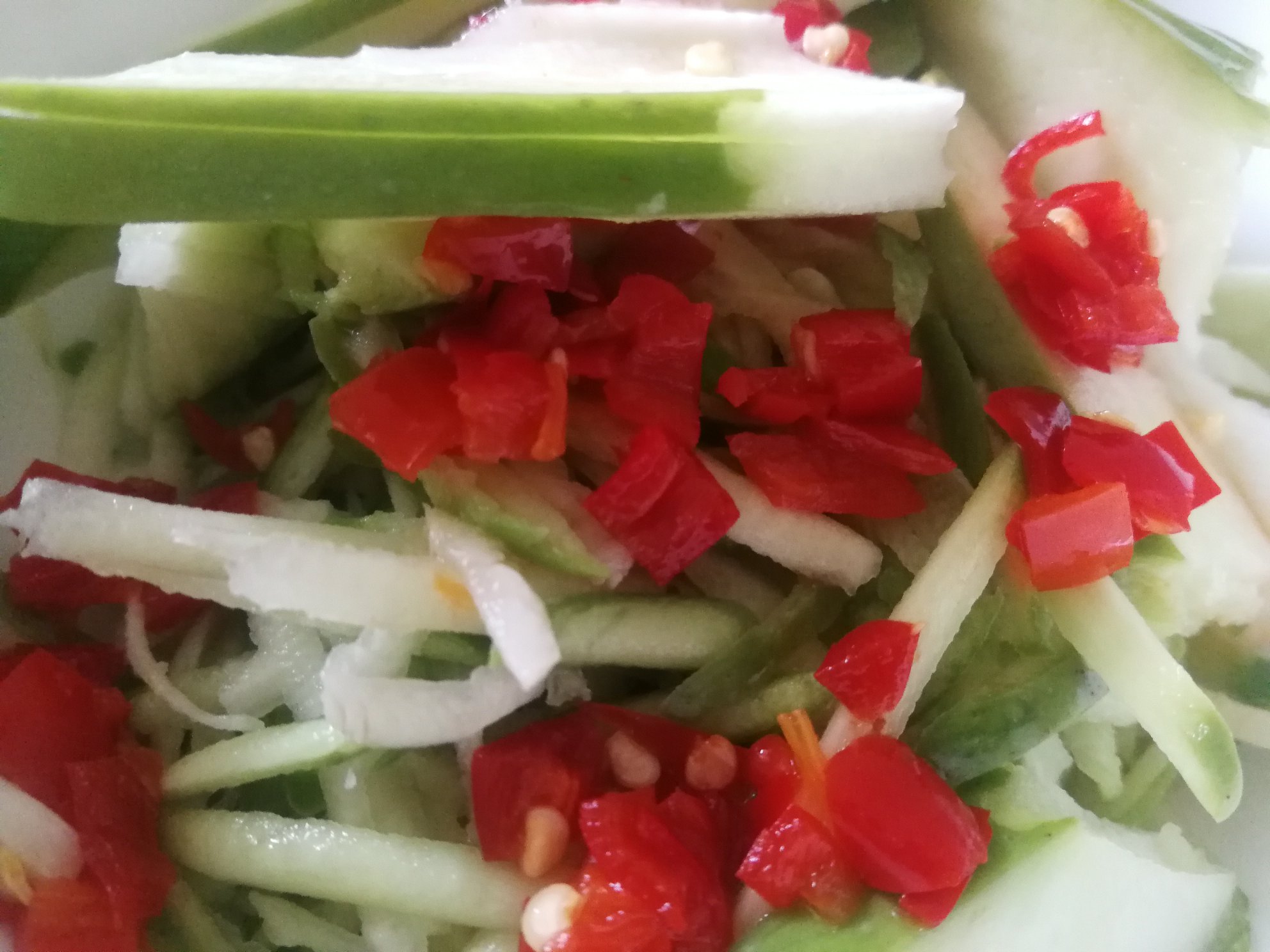 一盘用青芒果制作的泰式凉拌芒果沙拉