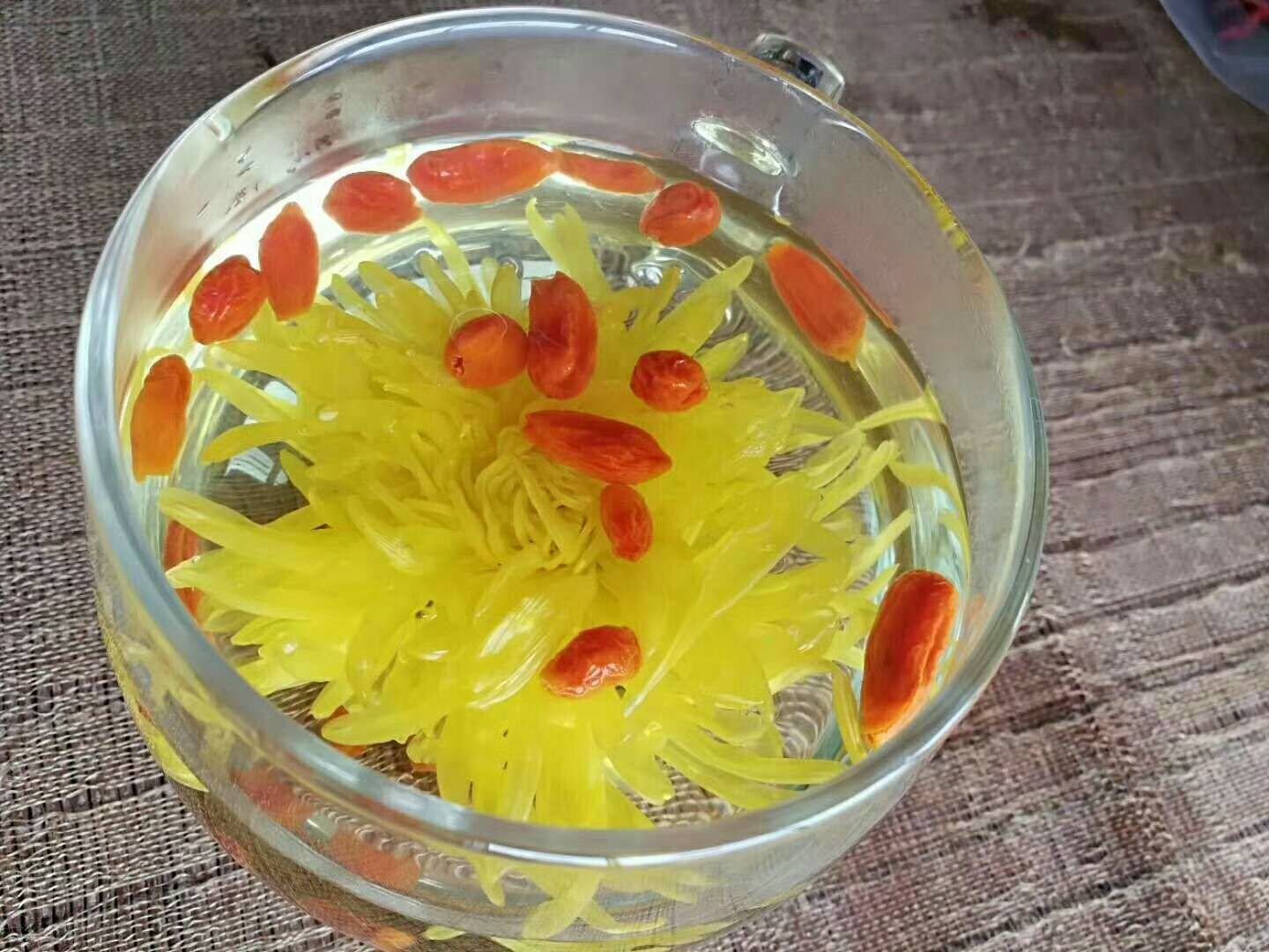 金丝皇菊茶与枸杞红枣搭配冲泡图
