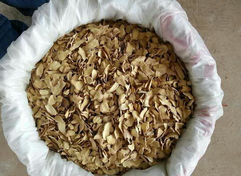信息图:左侧标注老姜中姜烯酚抑制肝脏CYP2C9酶(红色阻断箭头);右侧显示华法林血药浓度曲线上升及INR值超标警示标;底部注明‘严禁联用’红色禁令标识 老姜黑糖与华法林药动学相互作用示意图