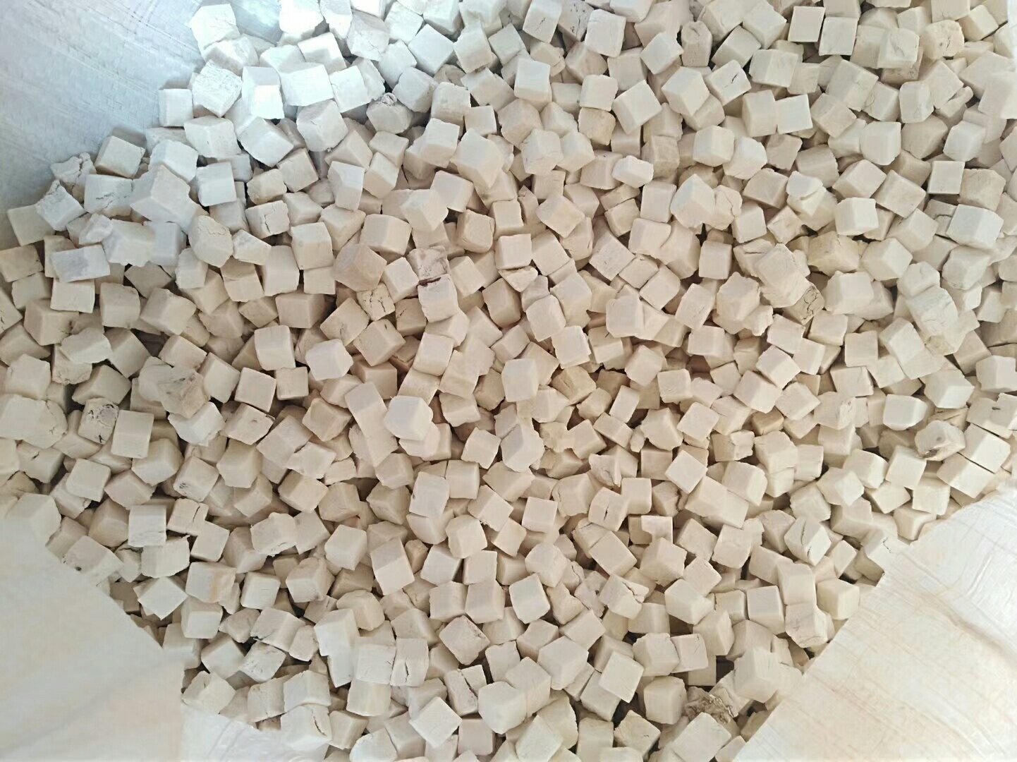 参苓白术丸成品展示图,传统中药丸子排列整齐 参苓白术丸成品展示