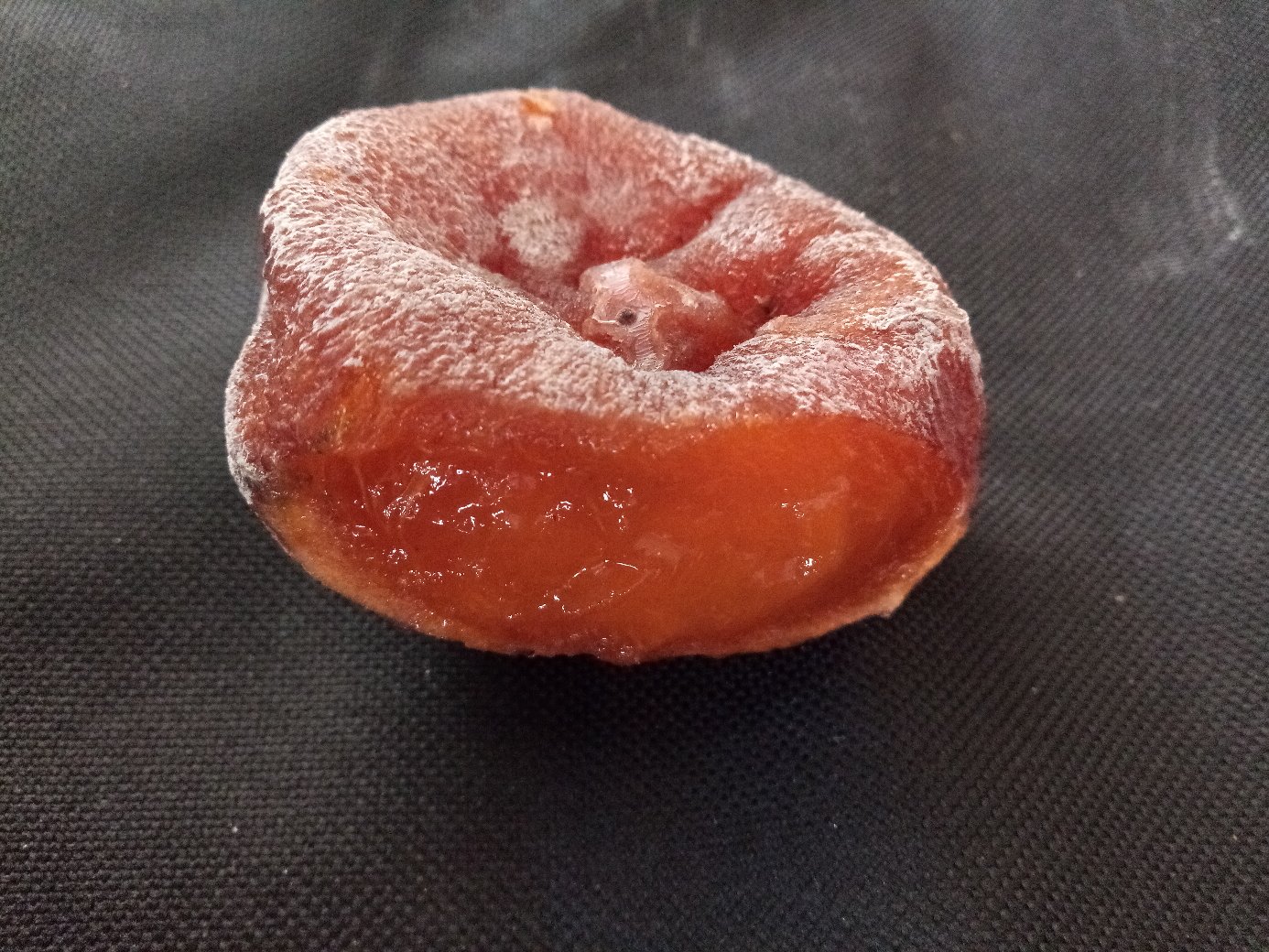 柿子表面覆盖白霜的特写