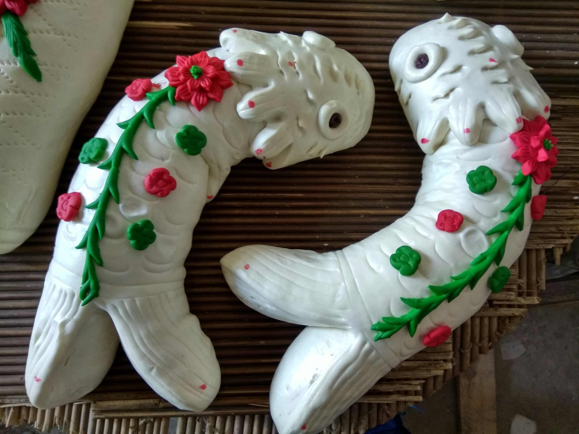 双手配合捏出均匀褶皱,收口整齐美观 包包子手法示意图