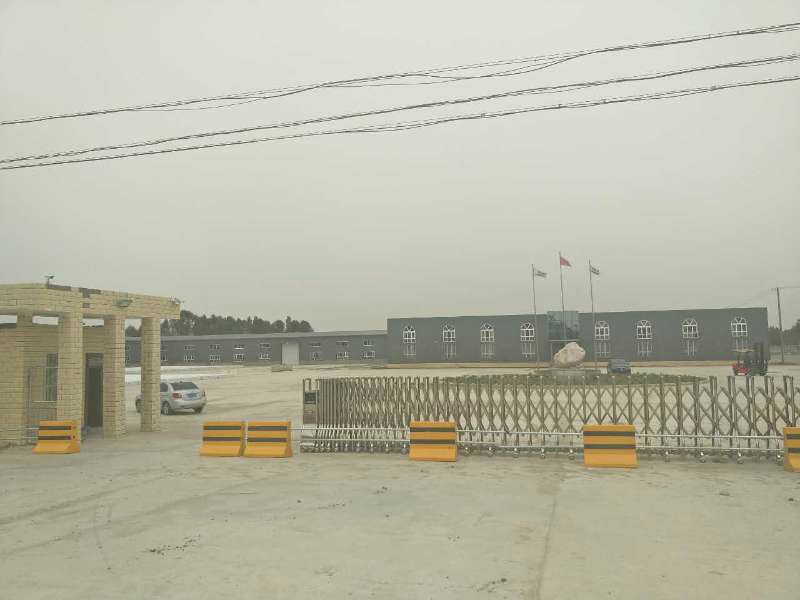 信息图式摄影合成:三联画面横向排布——左1/3为乐陵黄河故道果园春季航拍,土壤呈浅褐色沙质纹理;中1/3为洁净车间内银色自动化去核设备正在处理派枣,屏幕显示‘派枣模式-离核压力0.7N’;右1/3为现代直播间,主播手持透明罐装派枣圈,背景板印有‘地理标志 乐陵派枣圈’字样及溯源二维码 派枣产业链全景图:左侧乐陵沙壤果园(无人机航拍视角)、中侧现代化枣圈加工厂流水线(工人操作自动去核机)、右侧电商直播间特写(主播手持派枣圈讲解)