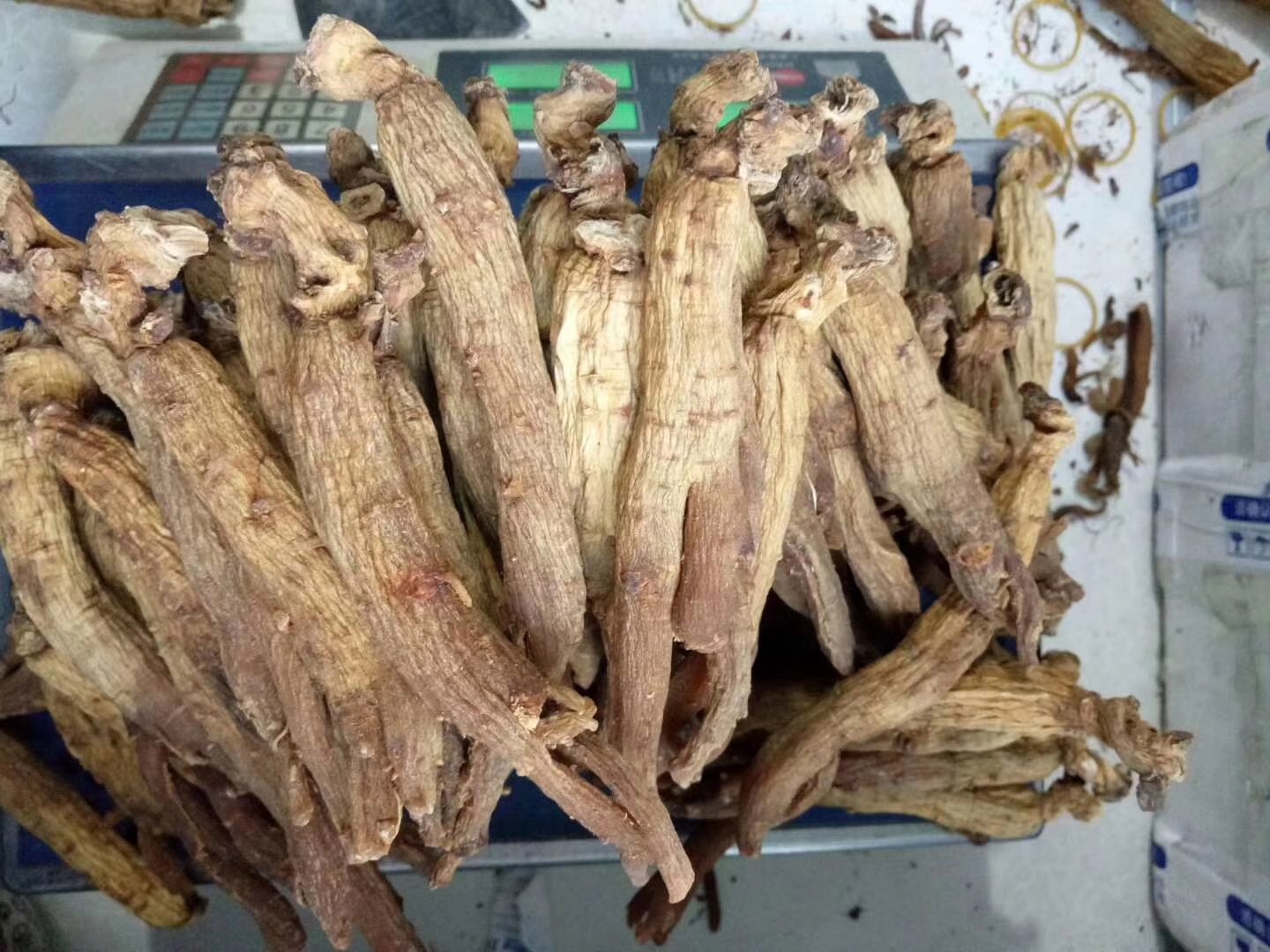 信息图展示高丽红参加工全过程:从新鲜人参清洗开始,依次为蒸制(蒸汽锅中处理)、晾晒(竹席上摊开)、烘干(恒温房内)、切片或整根包装;每个步骤配有简要文字说明,背景为韩国传统农舍环境 高丽红参加工流程图示