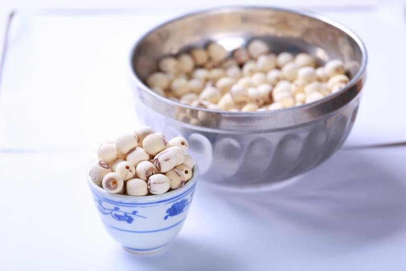 湘莲在传统节日宴席中的摆放场景,如春节团圆饭或婚礼宴席 湘莲传统节日应用图