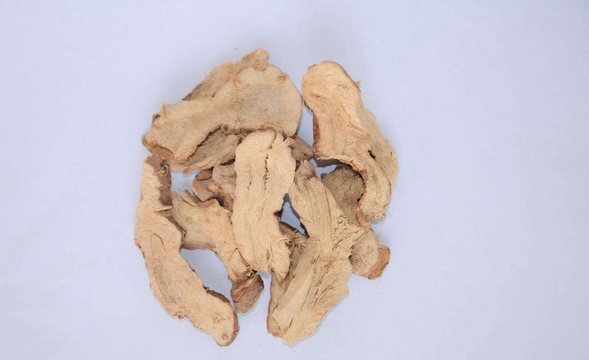 中医师在诊室指导患者辨识烤生姜适用体质：手持舌象仪显示典型淡红舌、白腻苔，背景白板手绘“寒湿咳嗽-脾胃虚寒”对应症状图谱