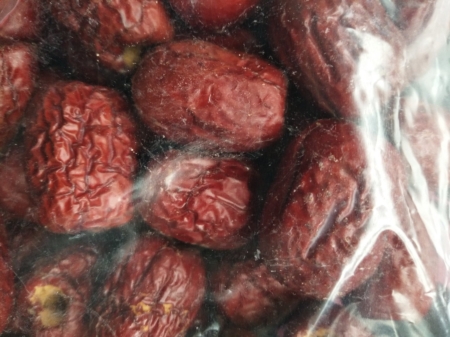 手机屏幕显示某主流电商平台的商品详情页,主图展示透明袋装‘酥脆红’冻干枣脆枣,背景为办公桌场景,旁边放着酸奶杯和笔记本电脑,页面标注‘月销1.2万+’‘好评率99%’‘低糖高纤维’等关键词,体现市场热卖氛围 电商平台上的冻干枣脆枣热销页面截图