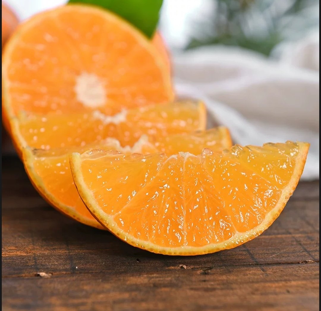 金黄色的甜橙切开露出多汁果肉
