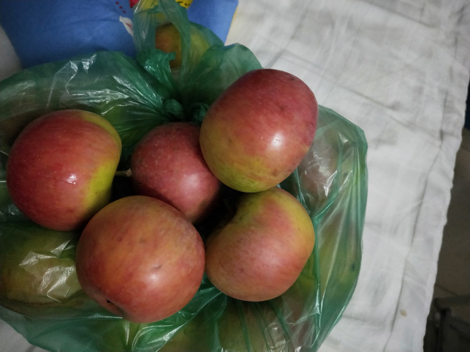 一张营养搭配图展示国光苹果与酸奶、坚果、燕麦等食材的组合,突出其健康价值 国光苹果营养搭配图