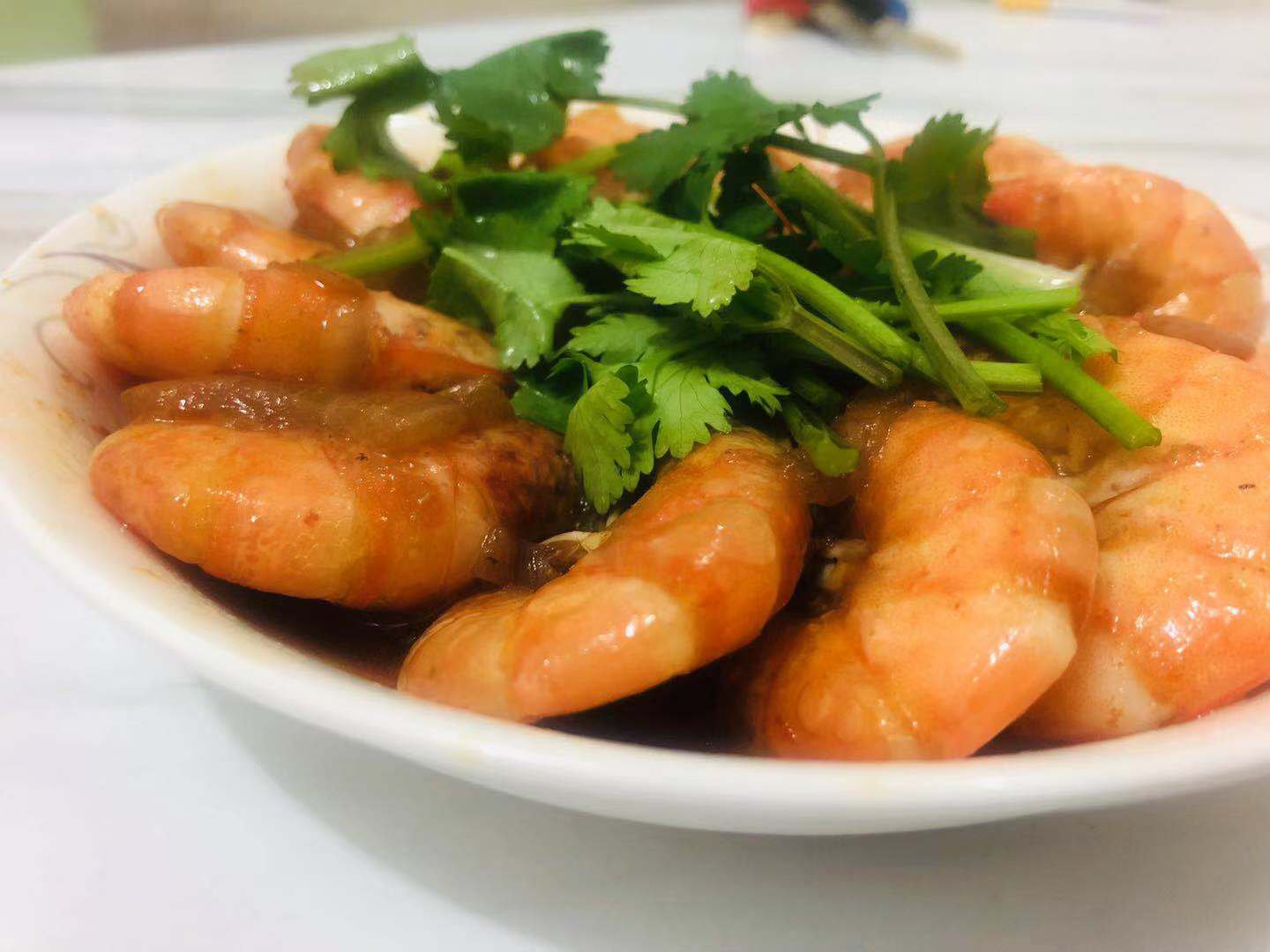 刚出锅的蒜蓉烧茴香菜盛放在白色瓷盘中,颜色翠绿,香气扑鼻 出锅装盘