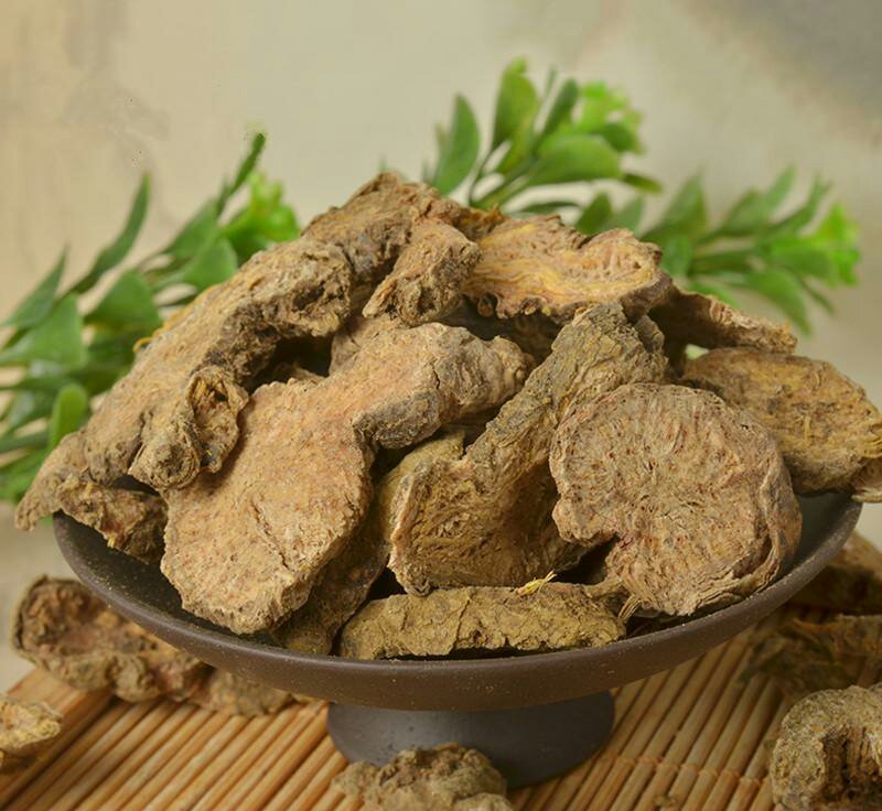 白芷与其他中药材搭配煎煮的场景