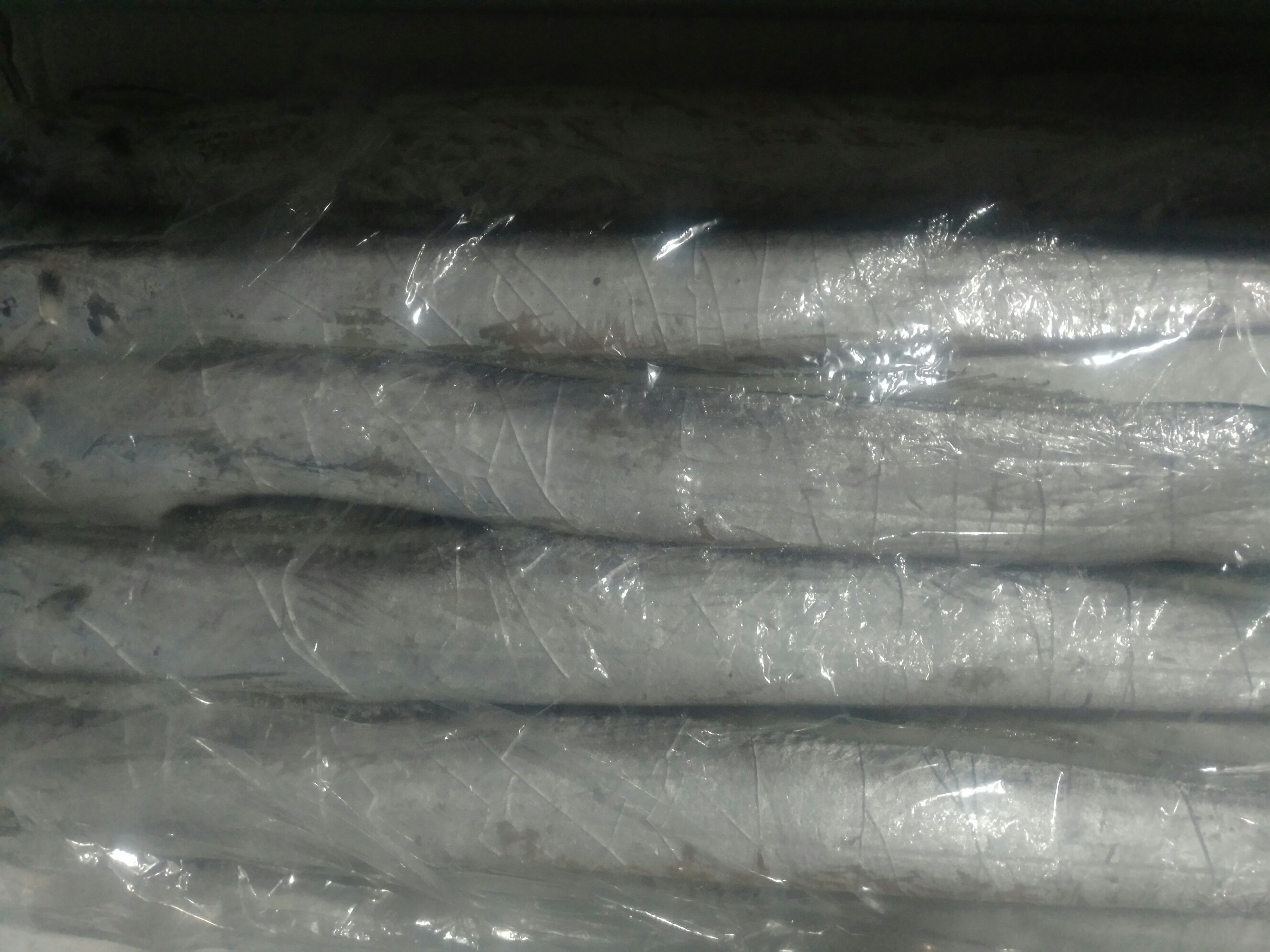 展示经过处理并真空包装的梭子蟹冷冻储存状态 冷冻梭子蟹被密封包装整齐排列在冷冻柜中