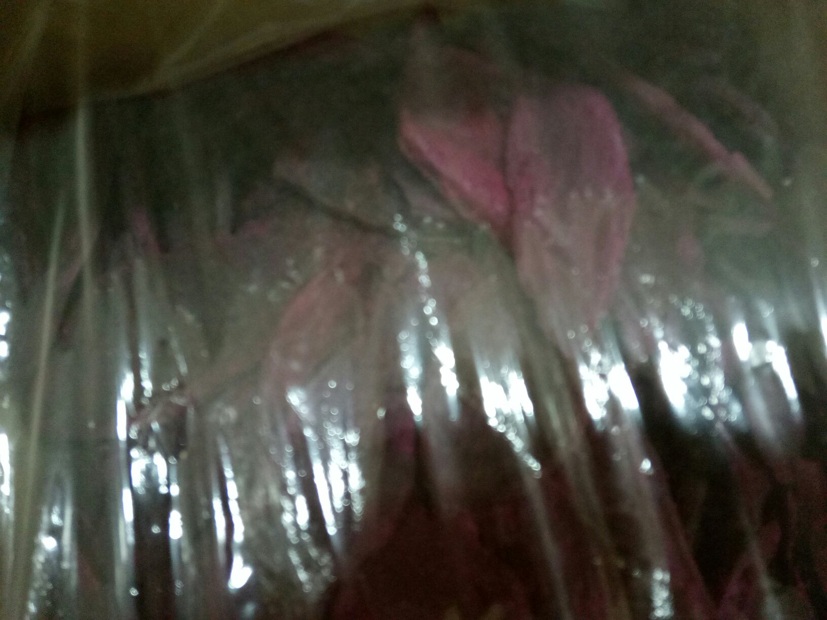 超市干粮区的货架上整齐摆放着不同品牌和规格的紫薯米真空包装袋,包装多以紫色为主色调,印有‘紫薯米’‘粗粮代餐’‘低GI’等宣传字样,部分袋子已开封展示内部颗粒状态 超市货架上陈列着多种品牌的紫薯米包装产品