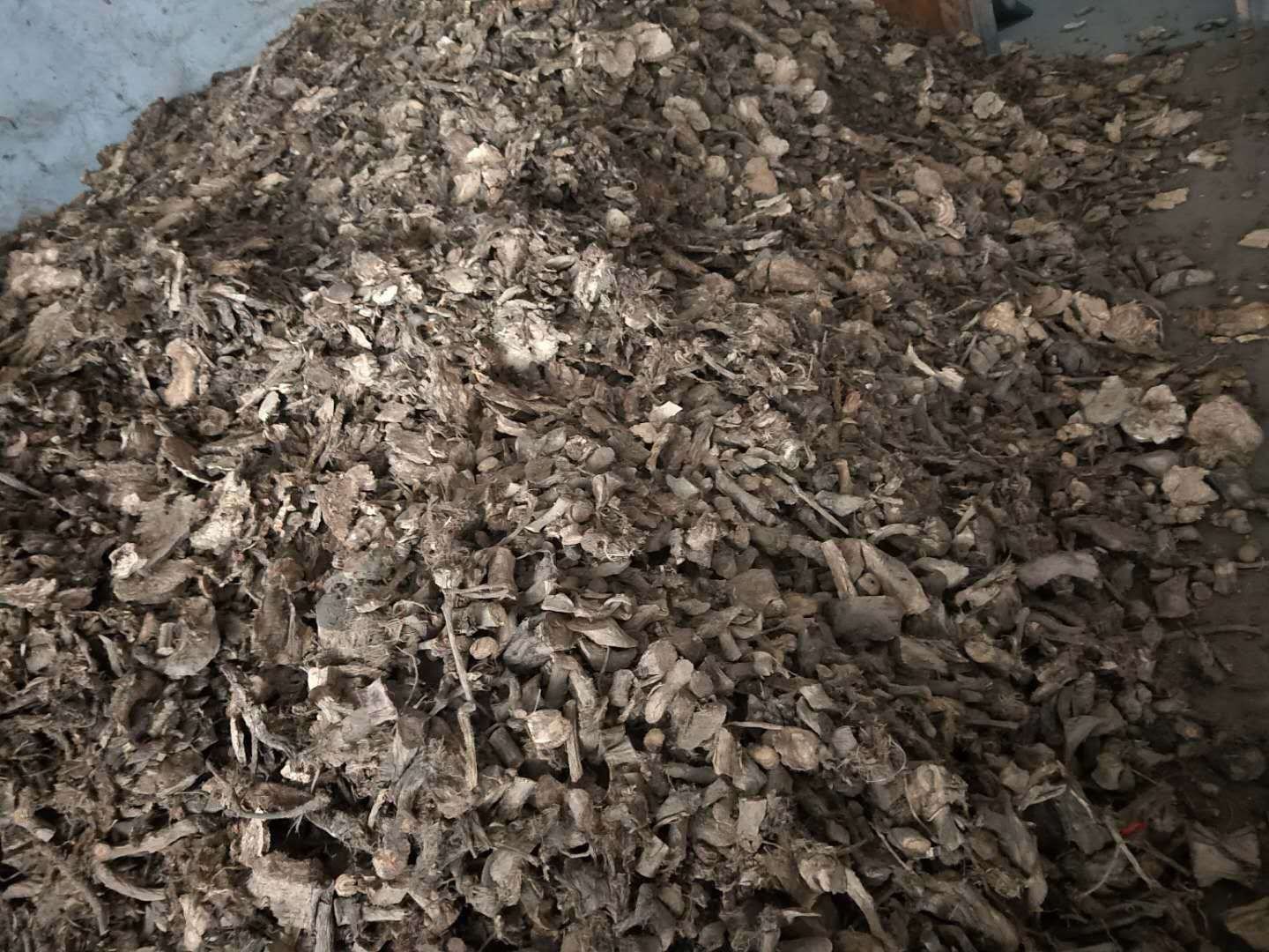 葛根粉冲调过程特写：瓷碗中加入5g淡黄色葛根粉，注入150ml60℃温水，用竹筷顺时针匀速搅拌30秒，形成均匀悬浊液，无结块、无沉淀，液面泛珍珠光泽