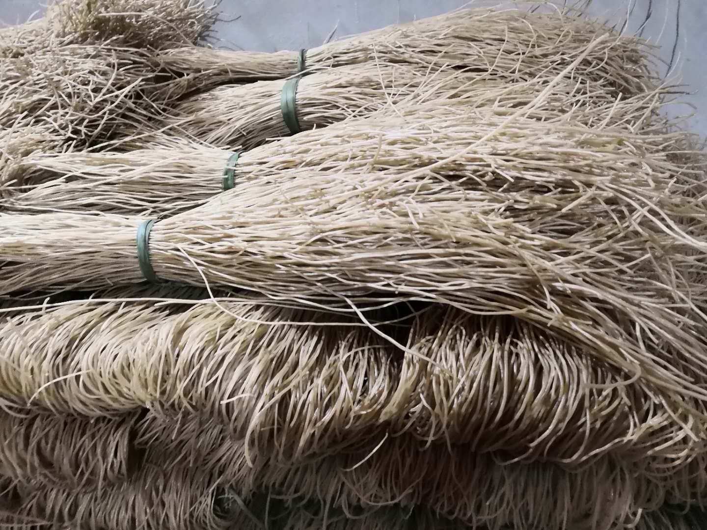 高清实拍图:双层蒸制红薯鸡蛋羹制作过程——下层红心红薯块(带皮蒸,保留花青素),上层鸡蛋液(1枚蛋+30ml温水+微量盐),蒸制后成品呈琥珀色,质地柔嫩,边缘略凝结,体现最佳温度与时间控制(100℃、12分钟) 家庭厨房实拍:不锈钢蒸锅内层铺红薯块(红心品种),上层瓷碗盛放打散的鸡蛋液(含少许葱花),双层同蒸12分钟成型的红薯鸡蛋羹,表面光滑微颤,散发自然甜香与蛋香