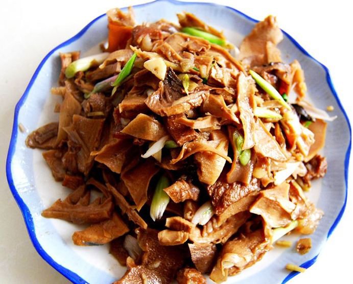 一盘干竹笋炒腊肉,香气扑鼻,色泽金黄,腊肉油润,竹笋爽脆 干竹笋炒腊肉成品图