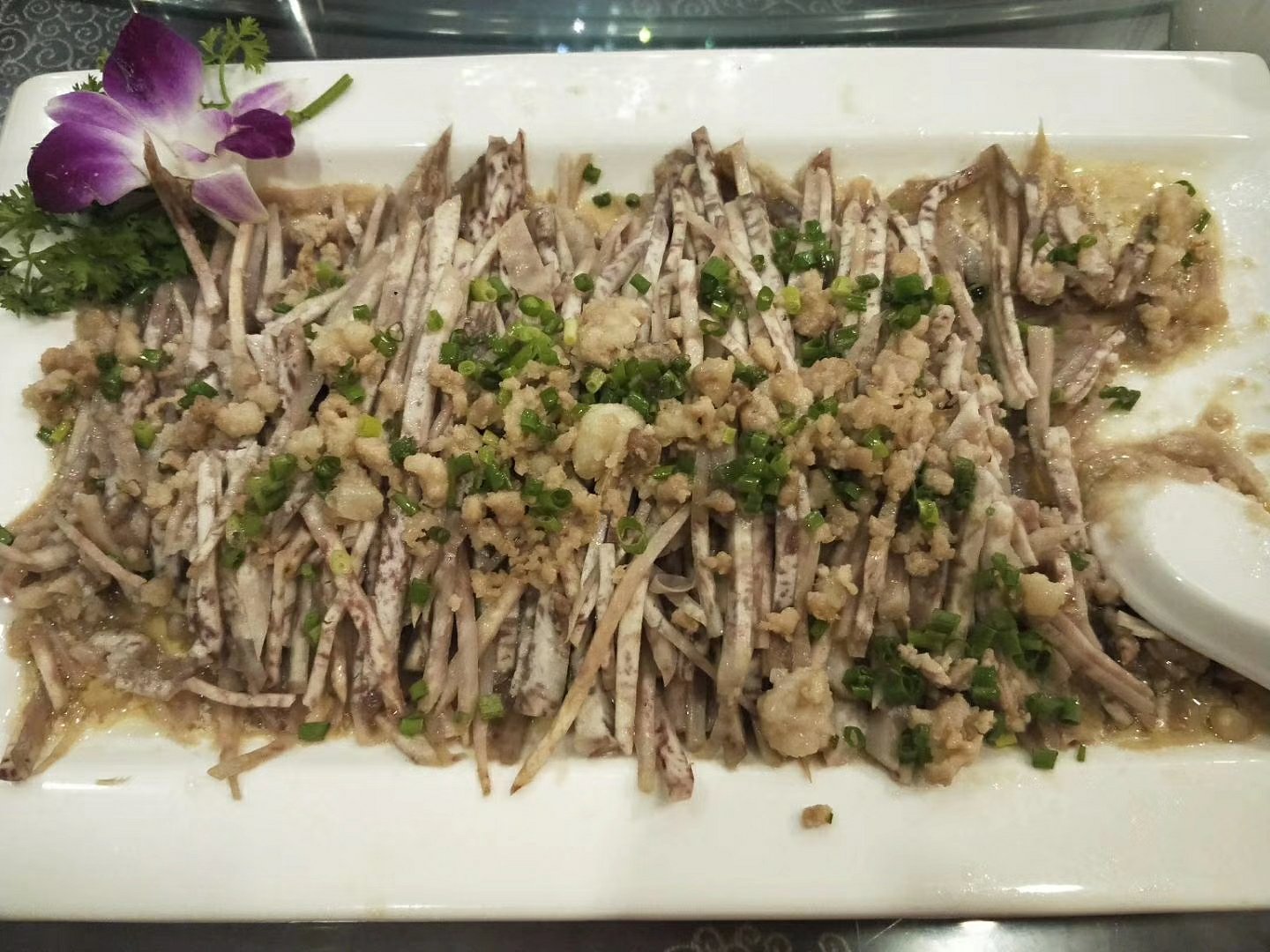 荔浦芋头蒸熟后搭配黄油蒜蓉翻炒