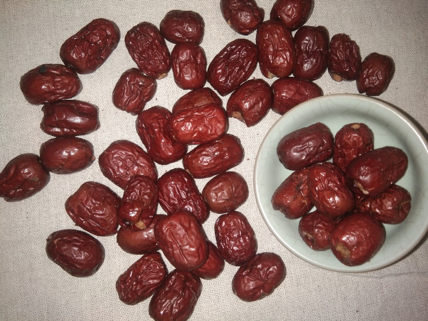 一张拼贴风格图片,左侧为整颗脆枣,中间为碾碎后的脆枣粉撒在酸奶碗中,右侧为脆枣与坚果混合装入玻璃罐,背景为厨房台面,展现多样化健康食用场景 脆枣多种食用方式组合图