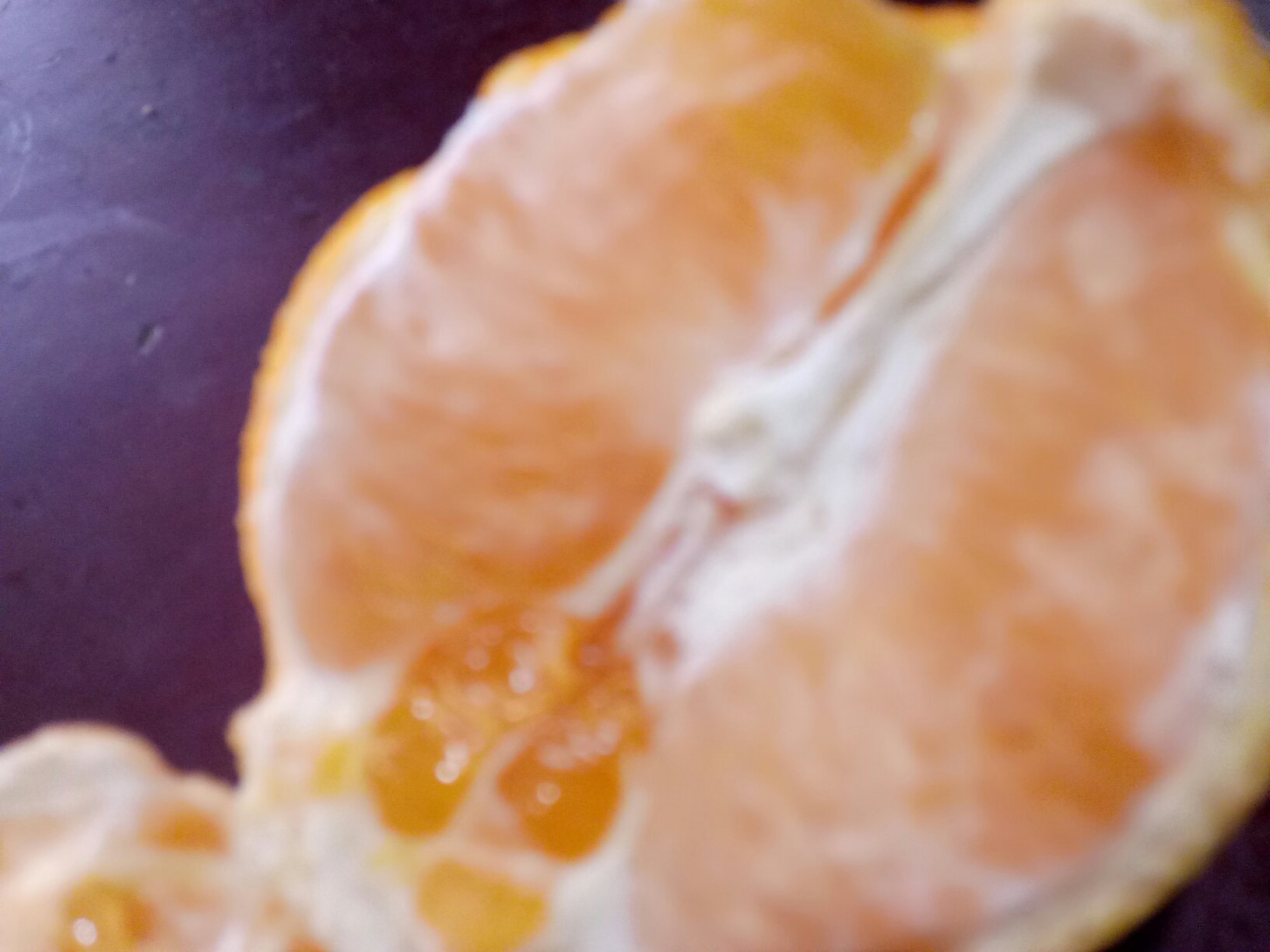 甜橙预处理特写：左手持赣南脐橙，右手用不锈钢柑橘分离器正刮取金黄饱满的橙肉颗粒，下方玻璃碗中已盛放晶莹剔透的完整果粒，背景可见冷藏状态的王老吉甜橙汽水瓶身凝结水珠