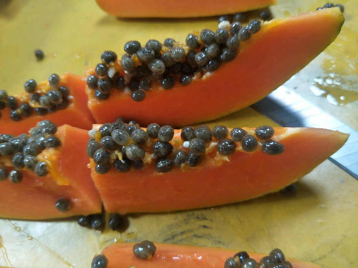 成熟黄木瓜切开特写
