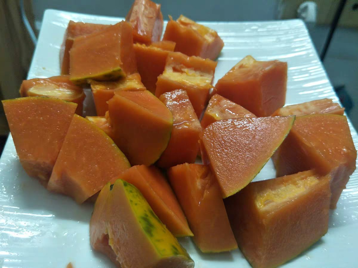 网纹瓜切片与火腿、芝士、坚果等食材一同摆放在木质餐盘上,营造出高端西餐的视觉效果 网纹瓜与其他食材搭配的创意摆盘