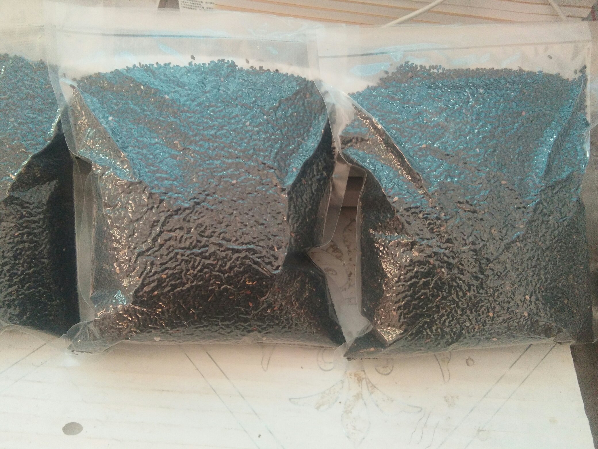 黑芝麻与黑芝麻粉对比图,展示两者形态与包装区别 黑芝麻与黑芝麻粉对比图