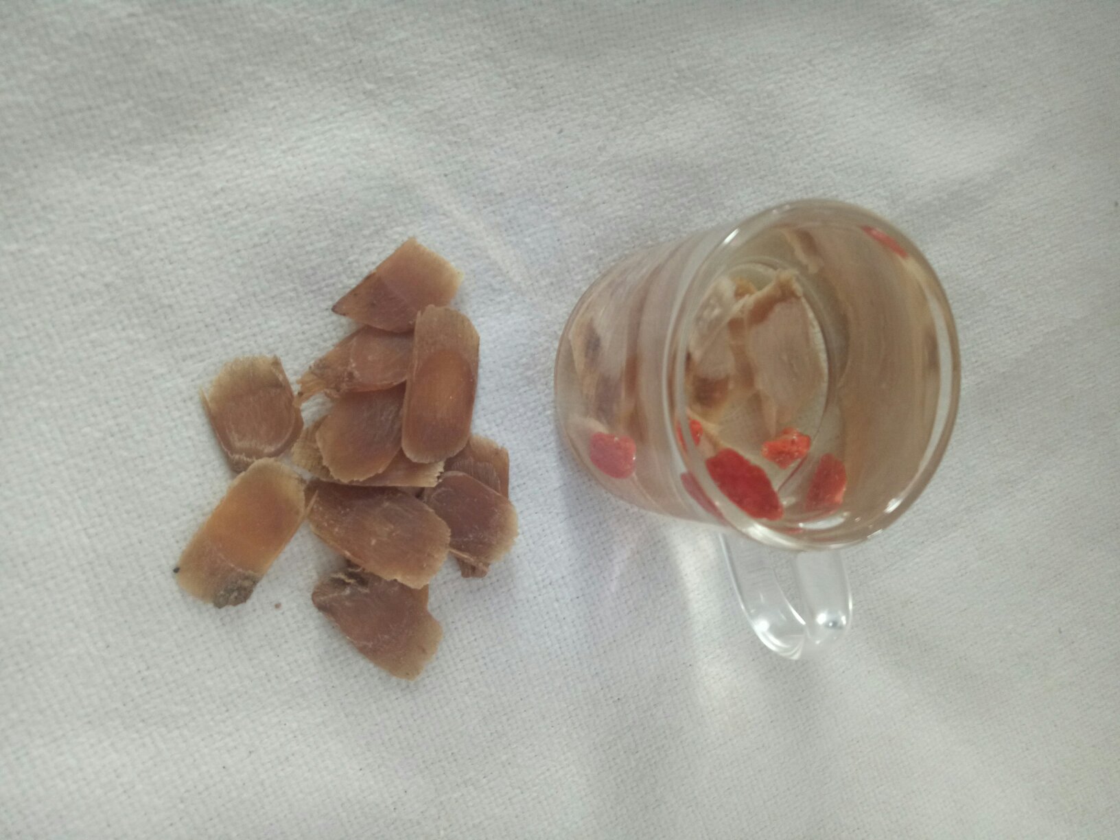展示红参饮与枸杞、红枣、黄芪等替代食材的对比摆放图 红参饮与替代食材对比图