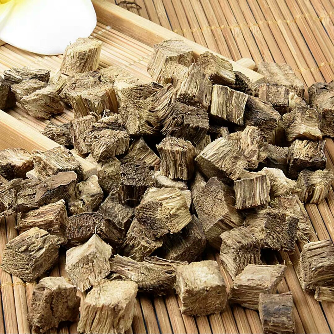 左侧为野葛(柴葛根)的干燥块根标本,表面粗糙呈黄褐色,断面纤维性强;右侧为粉葛(Pueraria thomsonii)块根,表皮较光滑,断面洁白、粉性足,可见明显淀粉颗粒分布 柴葛根与粉葛根的植物标本对比图