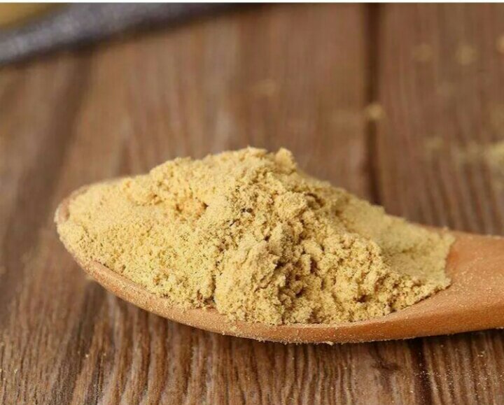 厨师正在研磨木姜子和胡椒用于烹饪