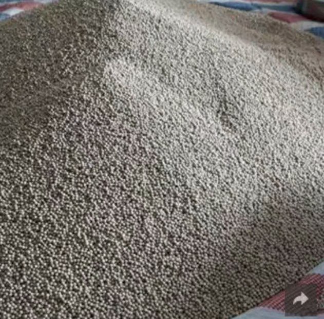 科学插图:左侧为胡椒碱(Piperine)的化学分子结构式,碳氢氮氧原子以标准颜色标注;右侧为显微镜下的胡椒粉末颗粒图像,呈现不规则晶体形态;中间用箭头连接,背景为实验室风格,强调科学解析主题 胡椒碱分子结构与胡椒粉对比图