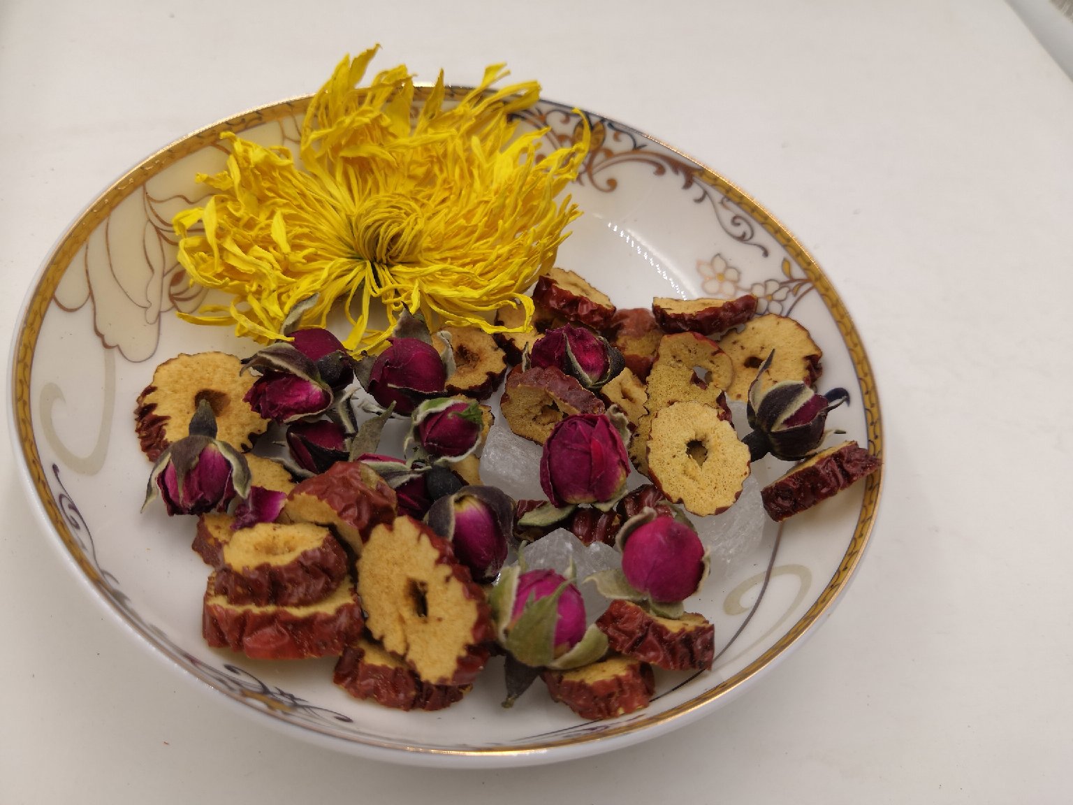 图片说明:玫瑰花与干红枣片的搭配,呈现出自然健康的饮品原料组合 玫瑰花与干红枣片的搭配