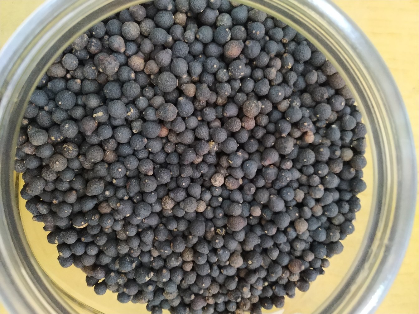 展示葡萄柚果皮油用于香薰、护肤和清洁的不同产品形态,包括精油瓶、面霜罐和喷雾瓶 葡萄柚果皮油在日常生活中的多样化应用